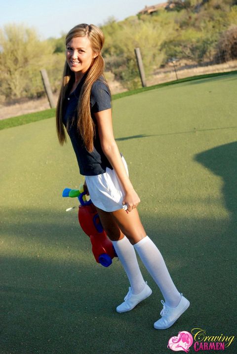 модель с ухоженной пиздой Craving Carmen в белоснежной мини юбке играет сама с собой на гольф-лужайке