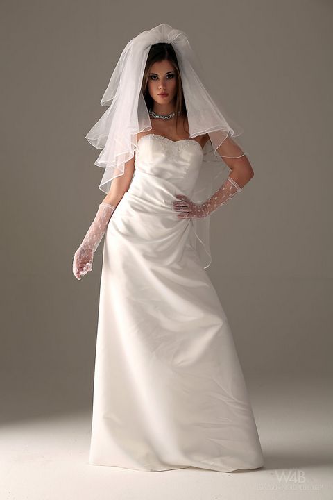 Стильная и избалованная леди стягивает с прелестного тела свадебное платье